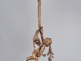 une statue représentant un homme et une femme suspendus à un lampadaire