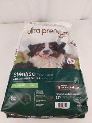 un gros plan sur un sac de croquettes pour chien posé sur une surface blanche