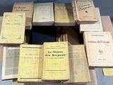 plusieurs livres sont empilés sur une table
