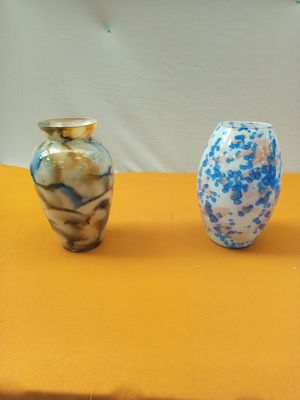 deux vases posés sur une table jaune