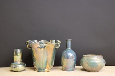 de nombreux vases posés les uns à côté des autres sur une table