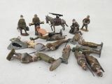 beaucoup de petits soldats qui sont par terre