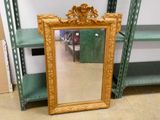 un miroir posé par terre devant une étagère