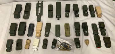 de nombreux véhicules militaires chargés sur une remorque