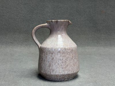 ACCOLAY Pichet en grès émail gris mauve. Signé