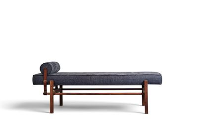 le banc est en bois et son assise est recouverte d'un tissu bleu foncé