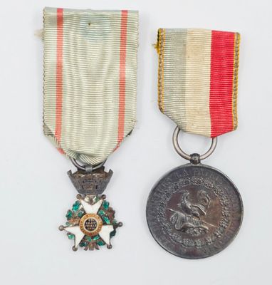 deux médailles et une médaille sur fond blanc