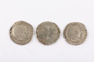 trois pièces d'argent, dont l'une est une pièce romaine et l'autre est une pièce romaine