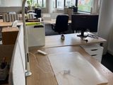 un bureau équipé d'un écran d'ordinateur et d'un clavier