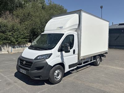 un camion de livraison blanc garé sur un parking