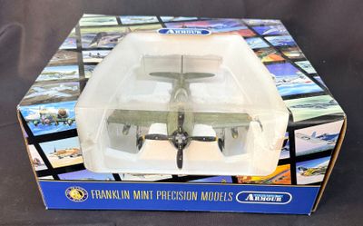 une boîte contenant une maquette d'avion