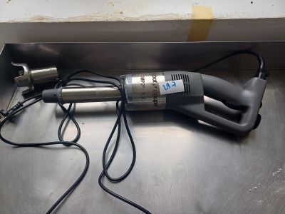 une image représentant une perceuse électrique sur une surface métallique