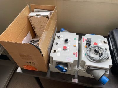 deux boîtes de matériel électronique posées sur une table