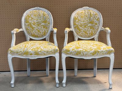 Paire de fauteuils cabriolets de style Louis XV, rechampi bl…