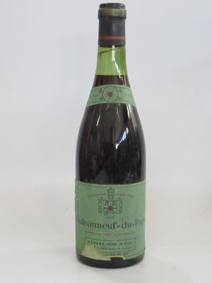une vieille bouteille de vin posée sur une table blanche