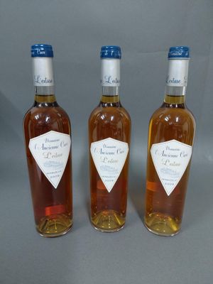 trois bouteilles de vin posées l'une à côté de l'autre sur une table