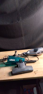 une petite table sur laquelle se trouvent de nombreux outils