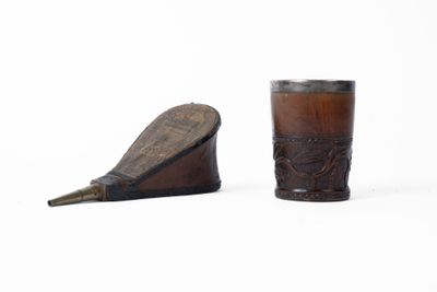 deux objets en bois posés l'un à côté de l'autre