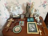 une table en bois sur laquelle sont posés divers objets religieux