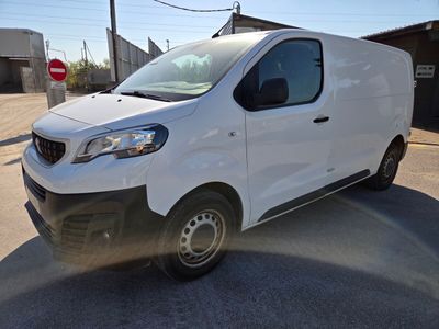 la camionnette blanche est garée dans le parking