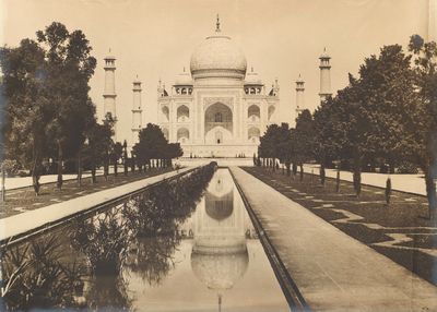 une photo en noir et blanc d'une ancienne image du Taj Mahal