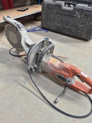a machine that is sitting on the floor in the garage