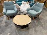 trois chaises et une table au milieu d'une pièce