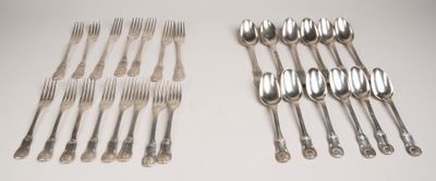 de nombreuses fourchettes et cuillères disposées sur la table
