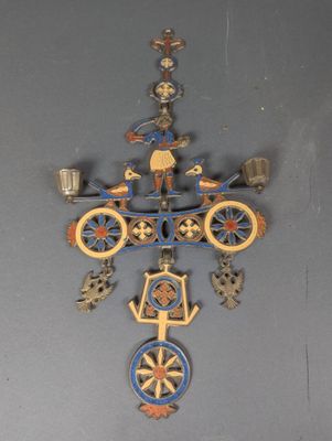une croix en métal représentant un homme à vélo