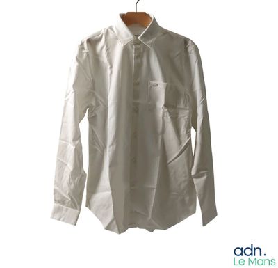 une chemise sur un cintre, sur fond blanc, avec un fond blanc