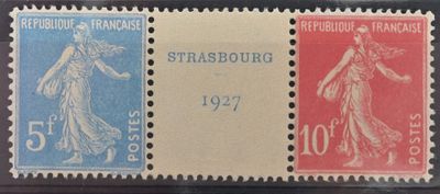 un gros plan sur trois timbres présentant des motifs différents
