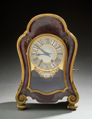 une petite horloge posée sur une table