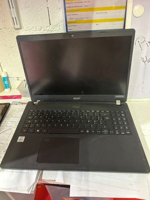 un ordinateur portable posé sur un bureau
