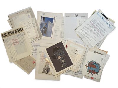 une pile de vieux papiers posée sur une table