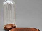 une paire de cloches en verre avec des socles en bois