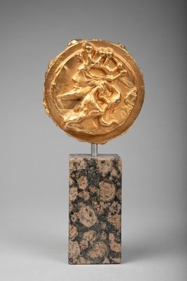 une image représentant une pièce d'or posée sur un socle en marbre