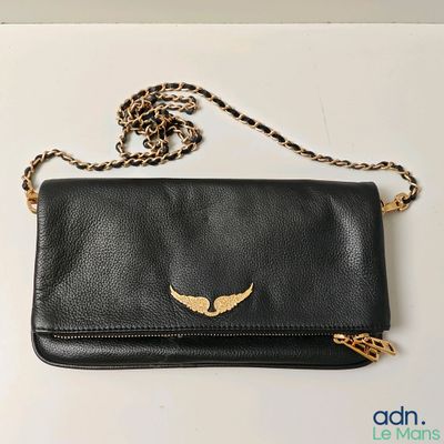 un sac à main noir orné d'ailes dorées