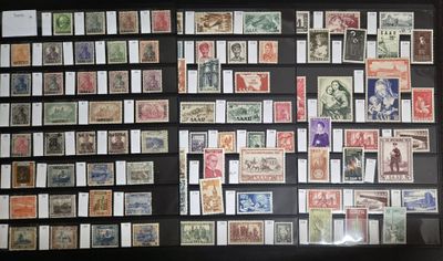 de nombreux types de timbres exposés sur le mur