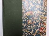 un livre à la couverture verte posé sur une table