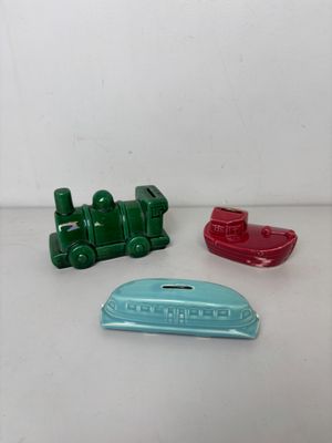 trois petits trains miniatures posés les uns à côté des autres sur une table