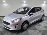 La nouvelle Ford Fiesta est garée dans le showroom.