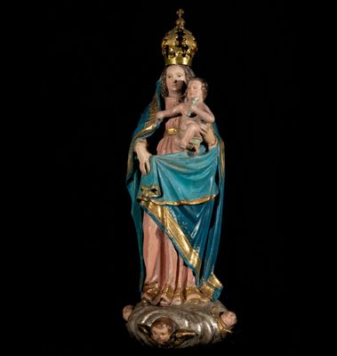 l'image d'une statue représentant une femme tenant un enfant dans ses bras