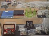 une vitrine en verre contenant divers objets