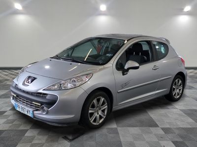 la petite voiture argentée est garée dans une grande pièce