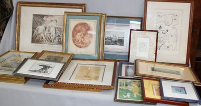 de nombreuses photos, encadrées ou non, posées sur une table