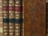 trois livres qui se trouvent côte à côte sur une étagère