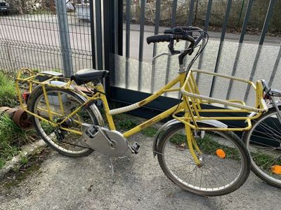 Bicyclette, cadre jaune avec panier à l'avant - Photo 1