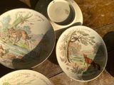 trois assiettes et une tasse posées sur une table en bois