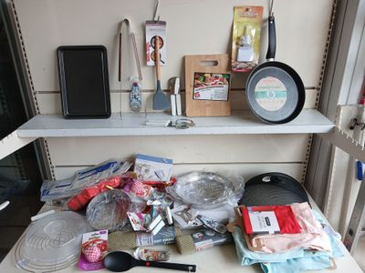 une table sur laquelle se trouvent de nombreux objets