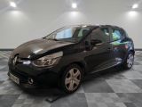 la voiture noire est garée sur un sol en damier dans le garage